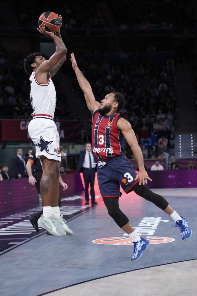 Markquis Nowell tries to block a shot in the game against Armani Milan.