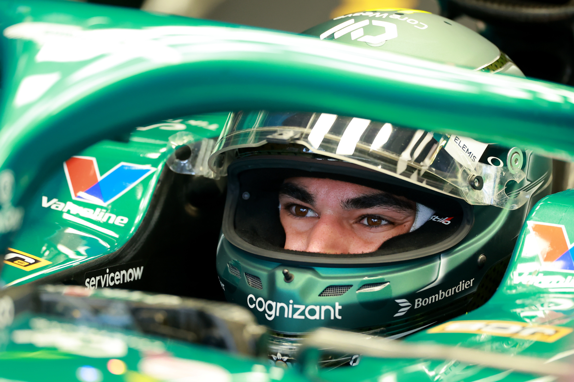 Pasee pensativamente por la AMR25.