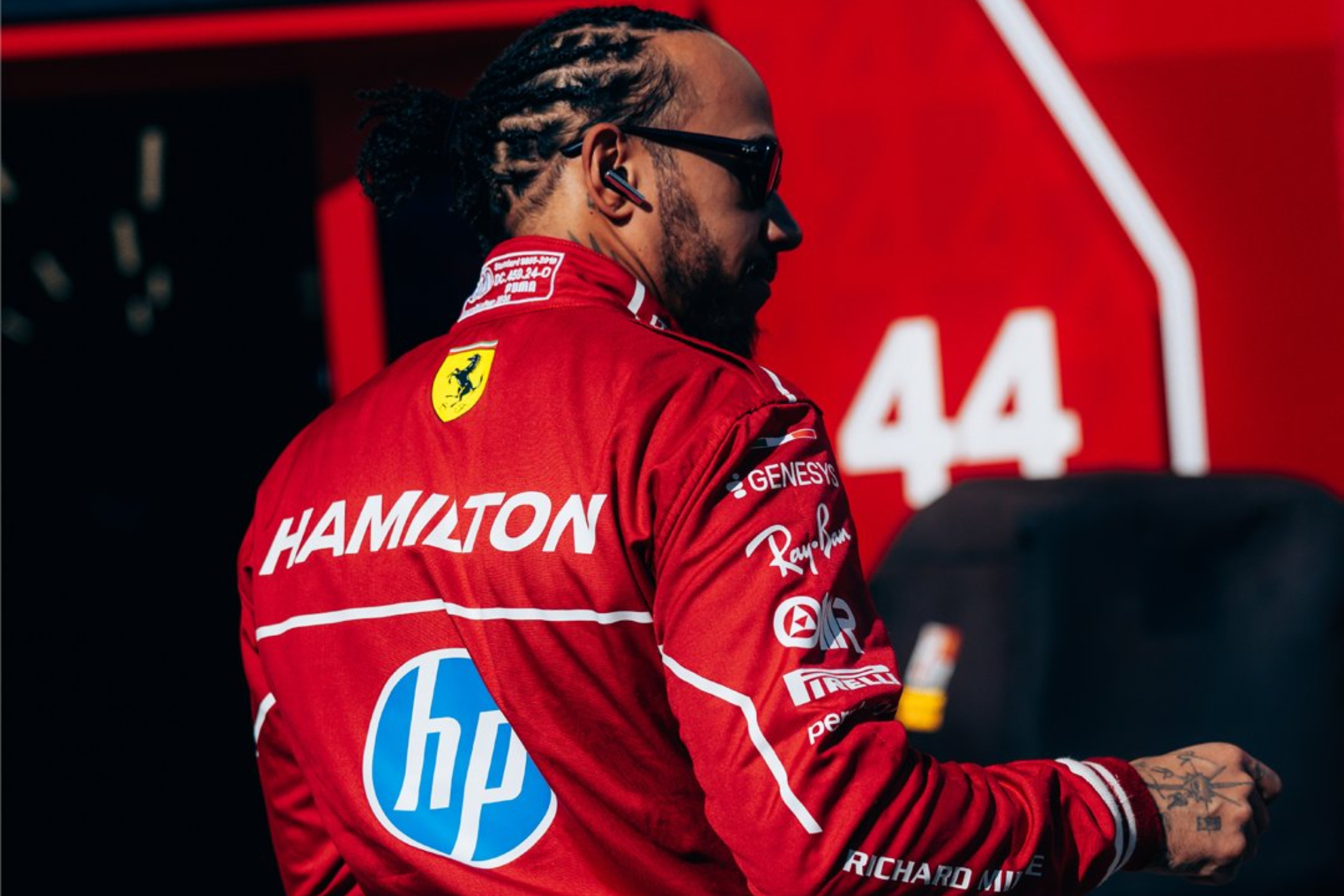 Lewis Hamilton, atrás.