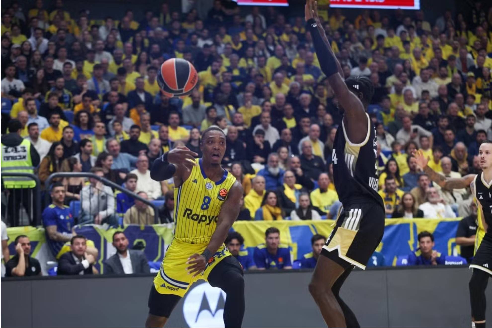 Lonnie Walker gives a pass in the game against ASVEL.