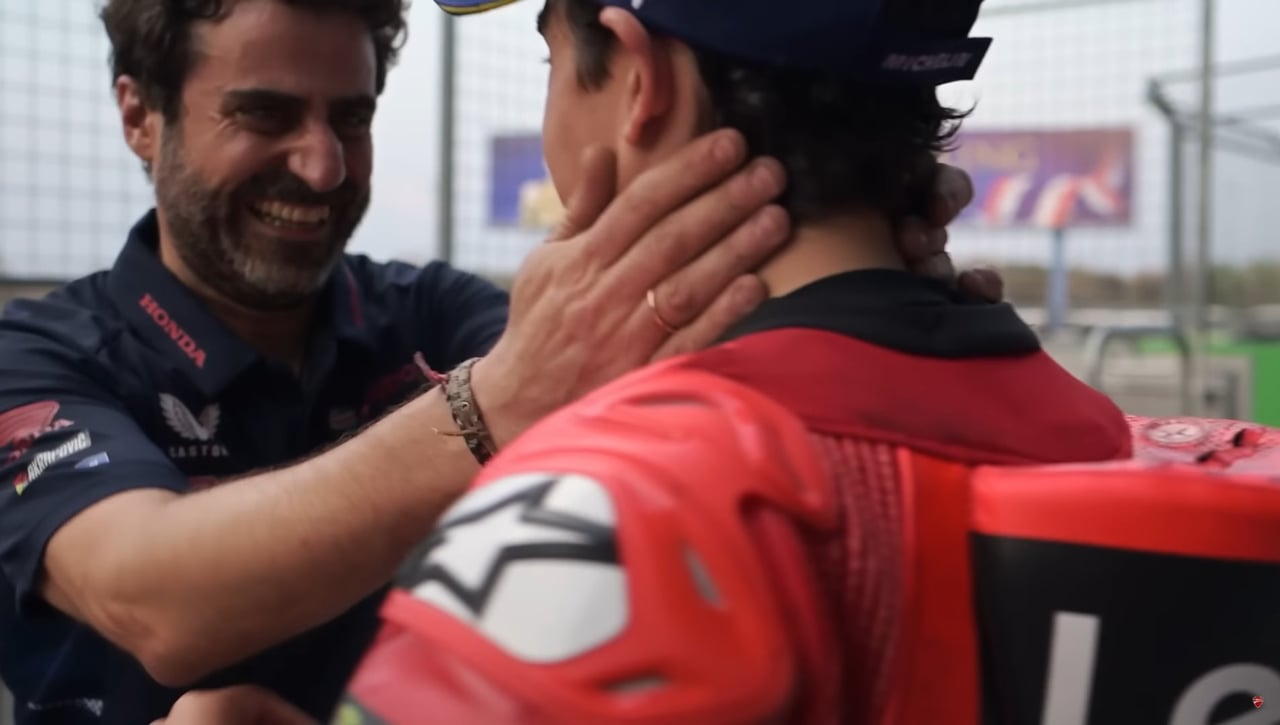 Santi Hernández felicita a Marc Márquez.