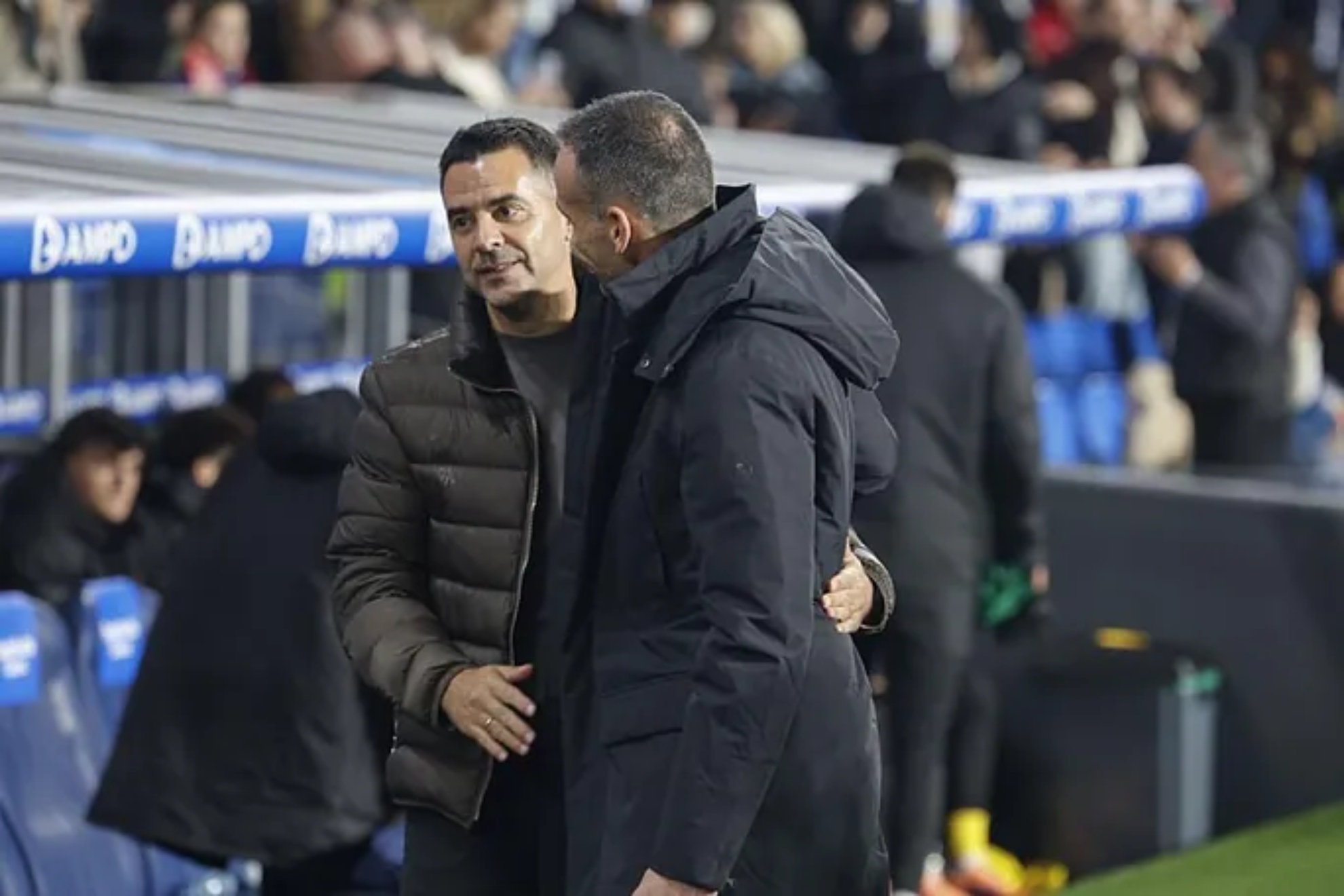 Sergio Francisco saluda a MIchel antes del partido.