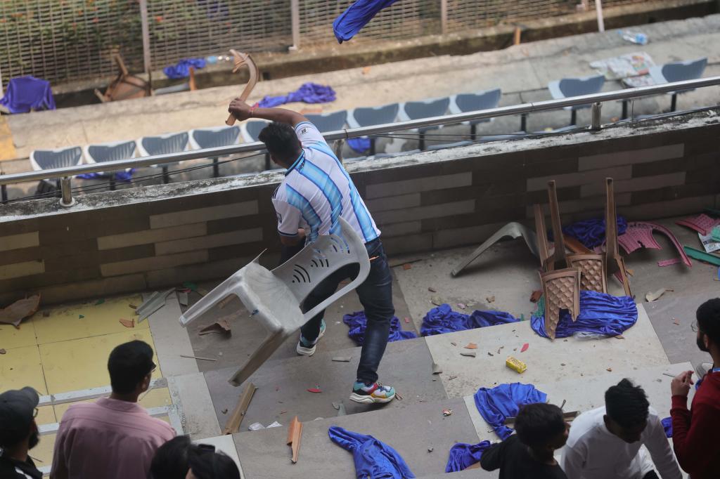Absolute chaos for Messi in Kolkata with flying seats and mass protests: "We paid 12,000 rupees"