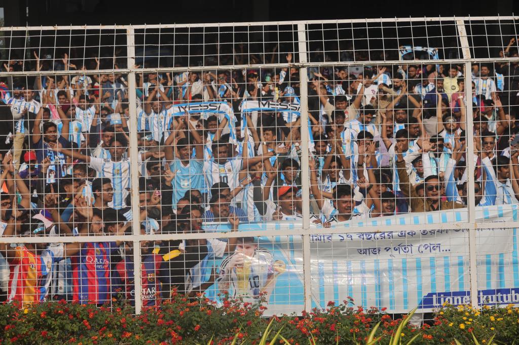 Absolute chaos for Messi in Kolkata with flying seats and mass protests: "We paid 12,000 rupees"