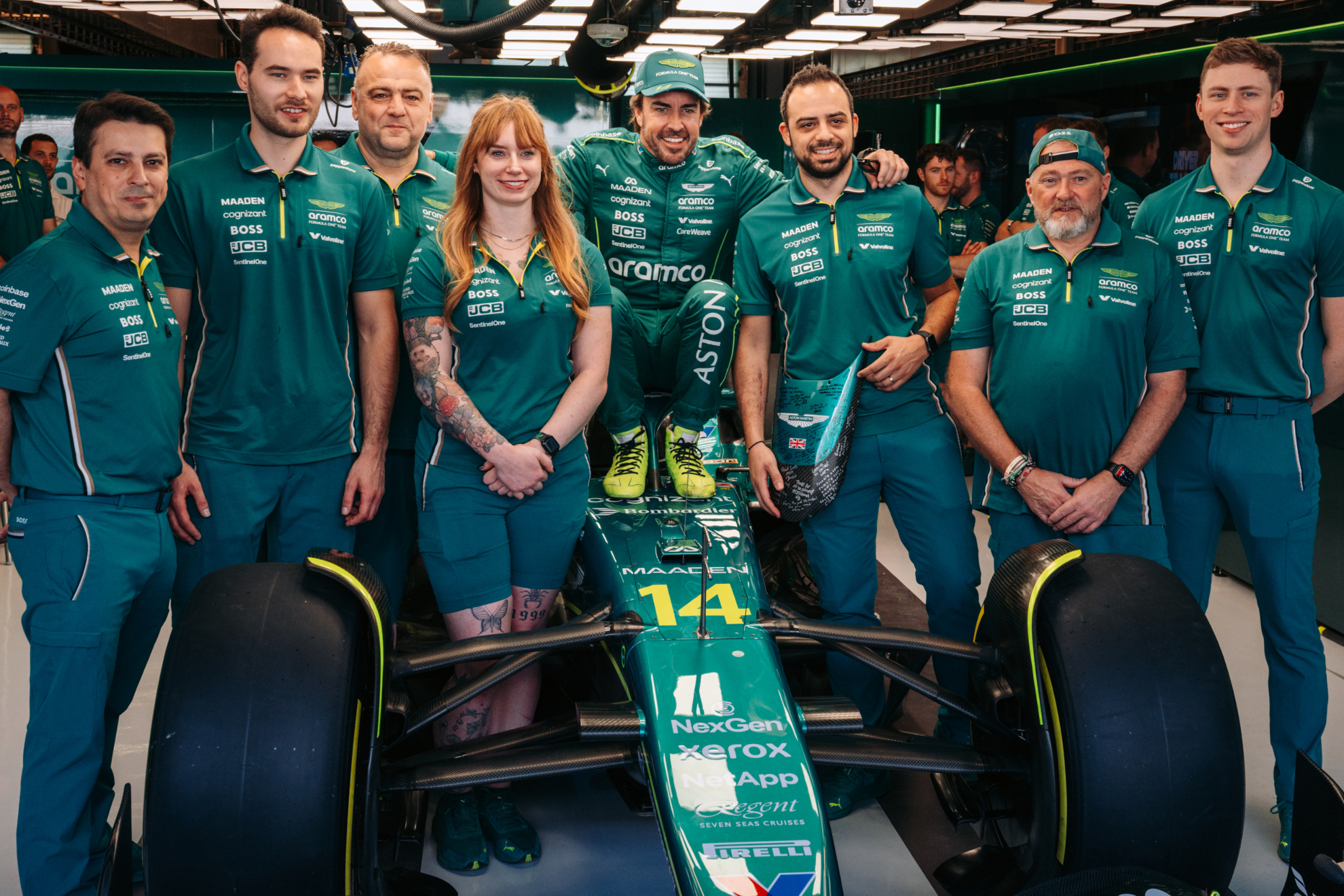 Alonso posa con miembros de Aston Martin en Abu Dhabi.