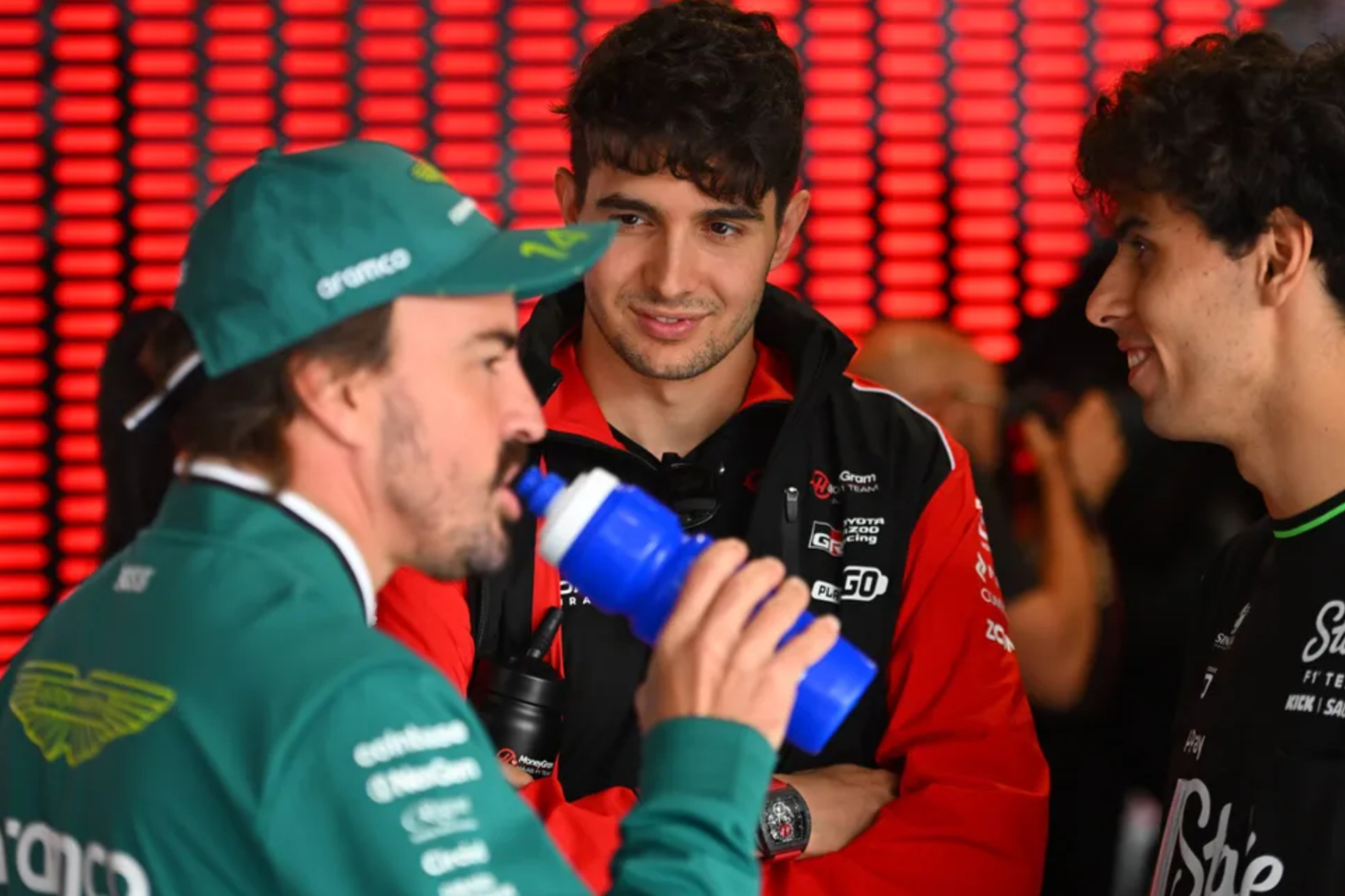 Ocón, en el centro, junto a Alonso y Bortoleto.