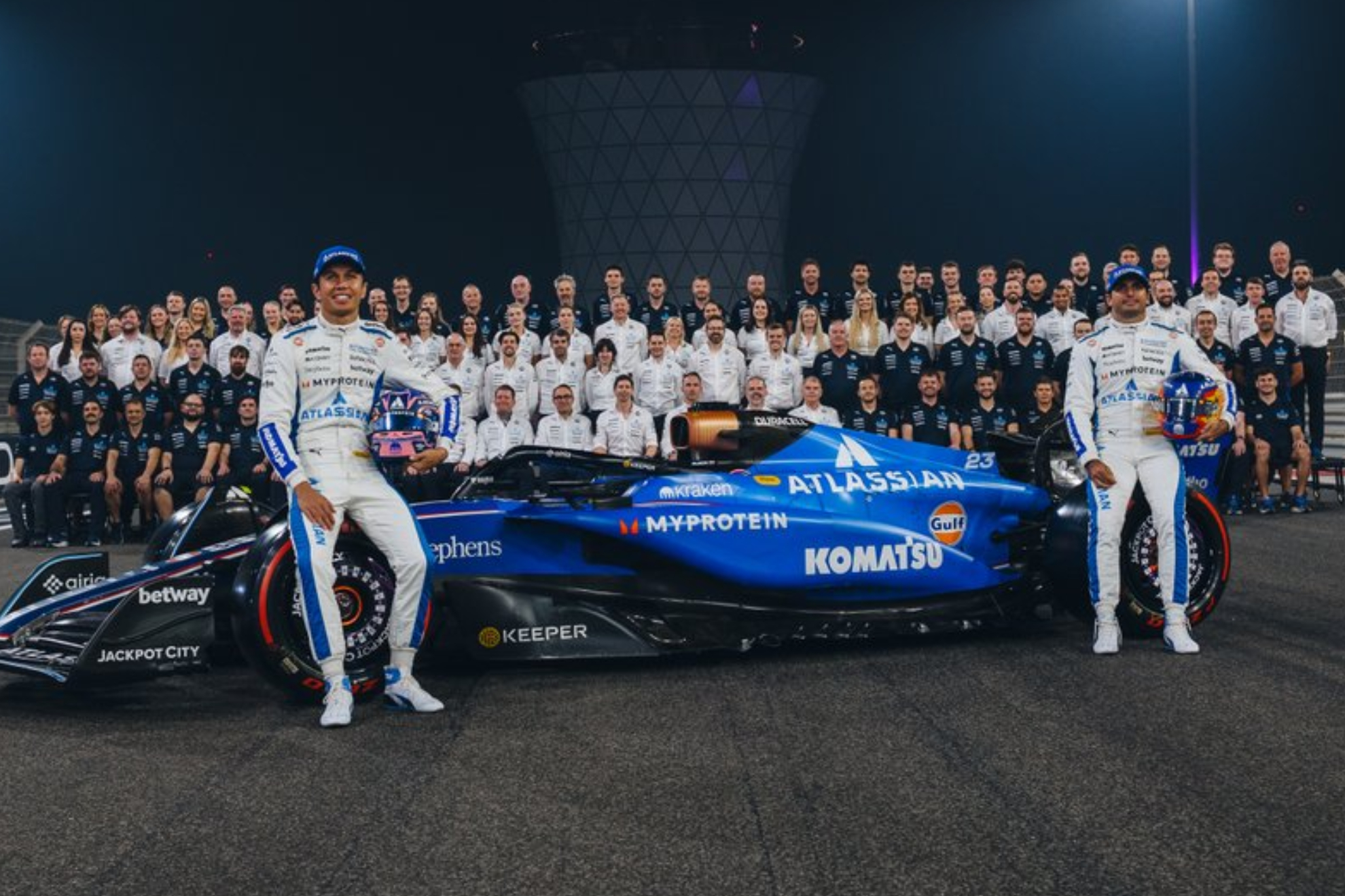 Sainz y Albon posan con los miembros de Williams en Abu Dhabi.