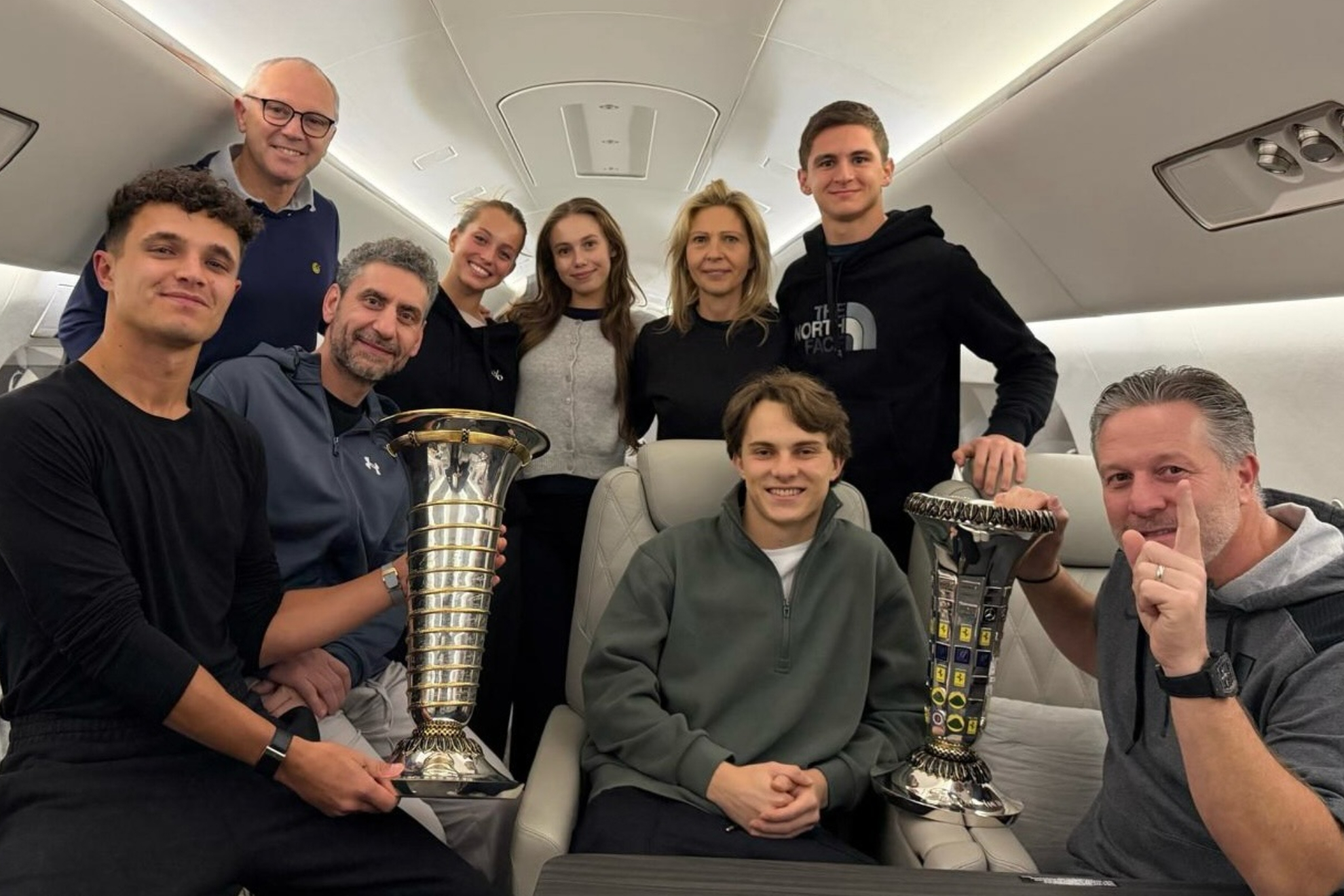 Norris, Piastri, Stella, Brown y Domenicali, con los títulos de campeones de 2025.