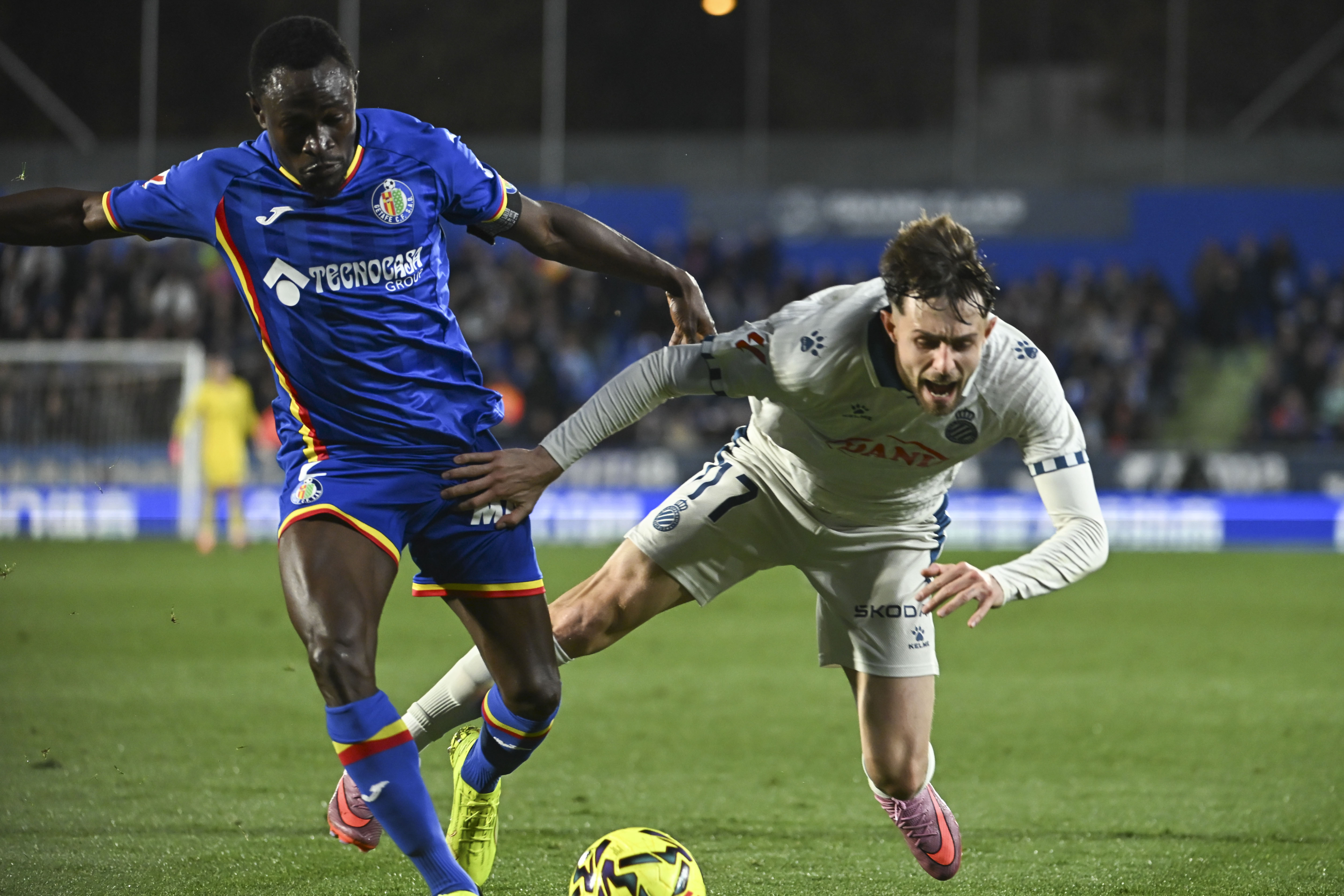 Djene y Jofre pugnan por un balón