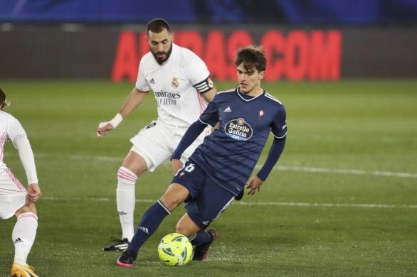 Denis Suárez controla el balón en un partido contra el Real Madrid.