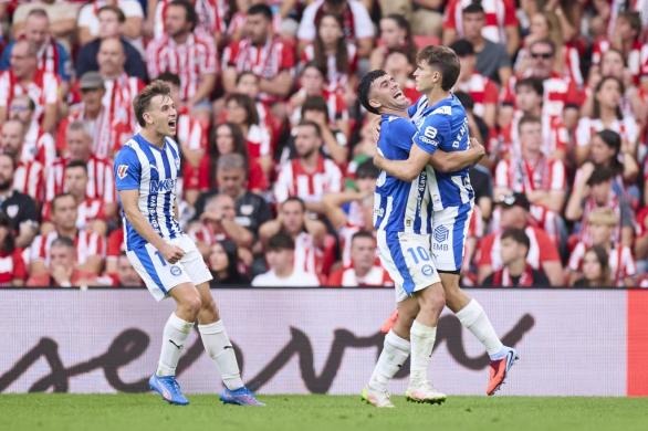 Denis Suárez celebra un gol con el Alavés.