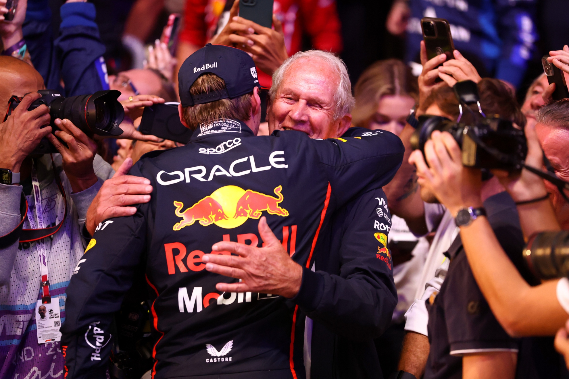 Max Verstappen besa a Helmut Marko en Abu Dhabi 2025.