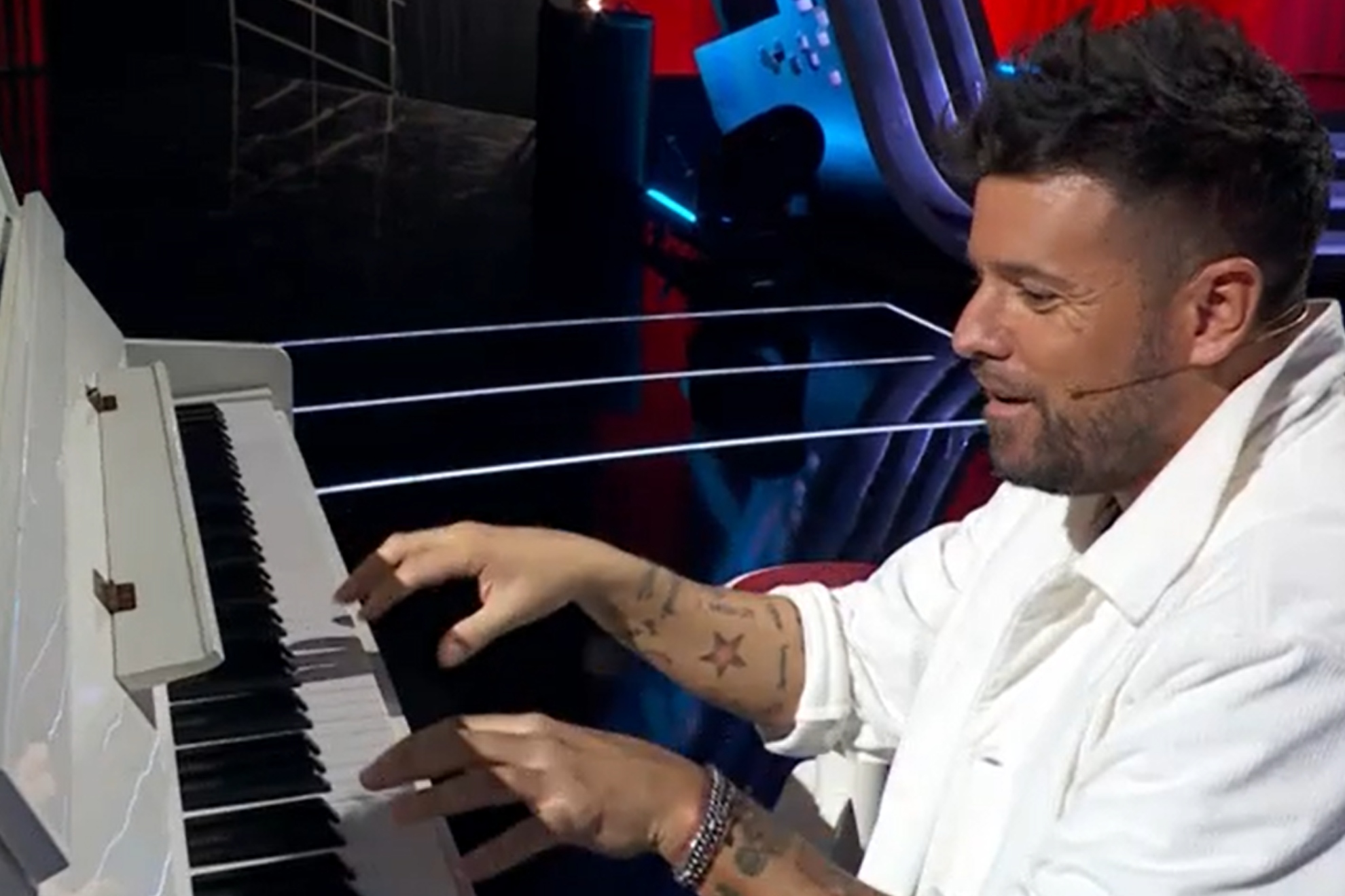 El emotivo reencuentro de Pablo López con su piano del colegio: “Este fue el día en que me enamoré”