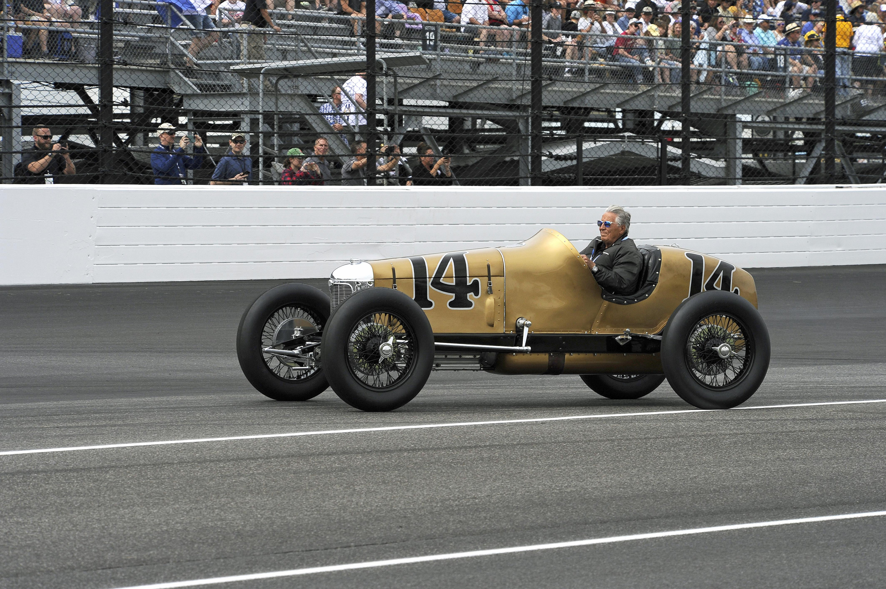 Andretti, al volante del coche ganador de la Indy 500... de 1928