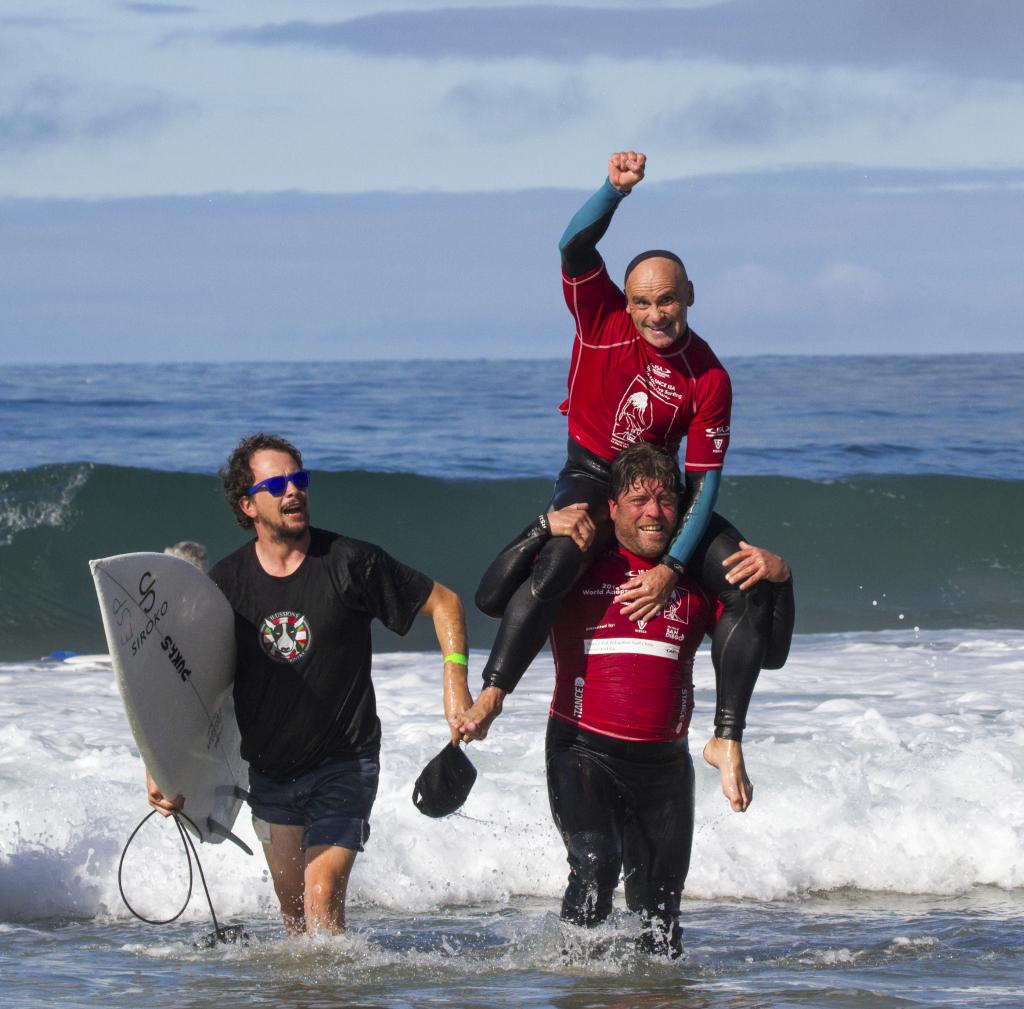 El surfista ciego Aitor Francesena 'Gallo' cuando ganó su primer oro mundial en 2016.