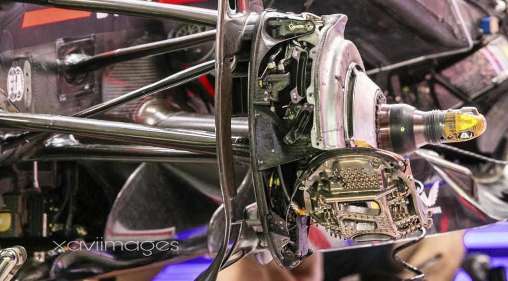 El eje delantero retirado del Red Bull RB21.