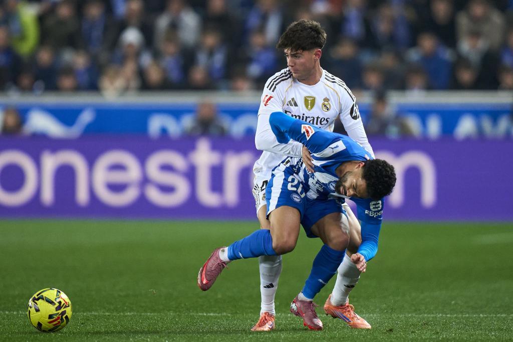 Calebe y Valdepeñas, durante uno de los duelos del partido.
