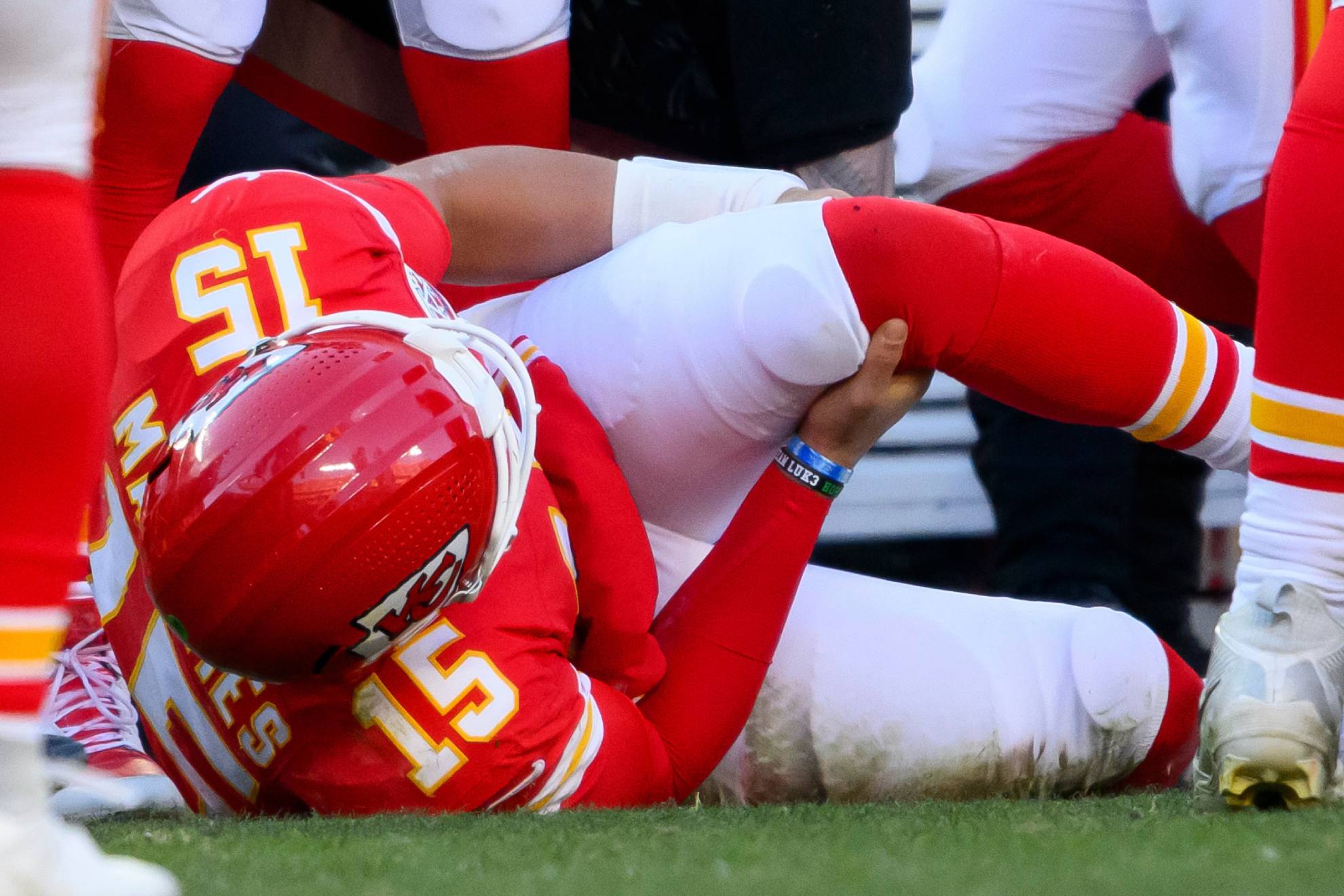 Patrick Mahomes sufre rotura de ligamento cruzado y queda fuera de la temporada