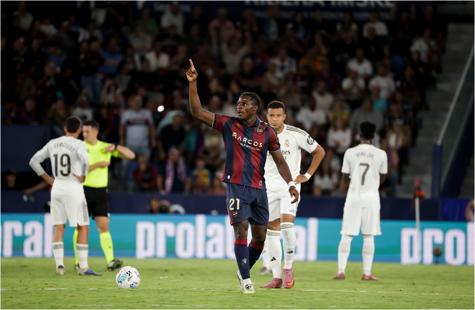 Etta Eyong, en el duelo del Levante ante el Real Madrid.