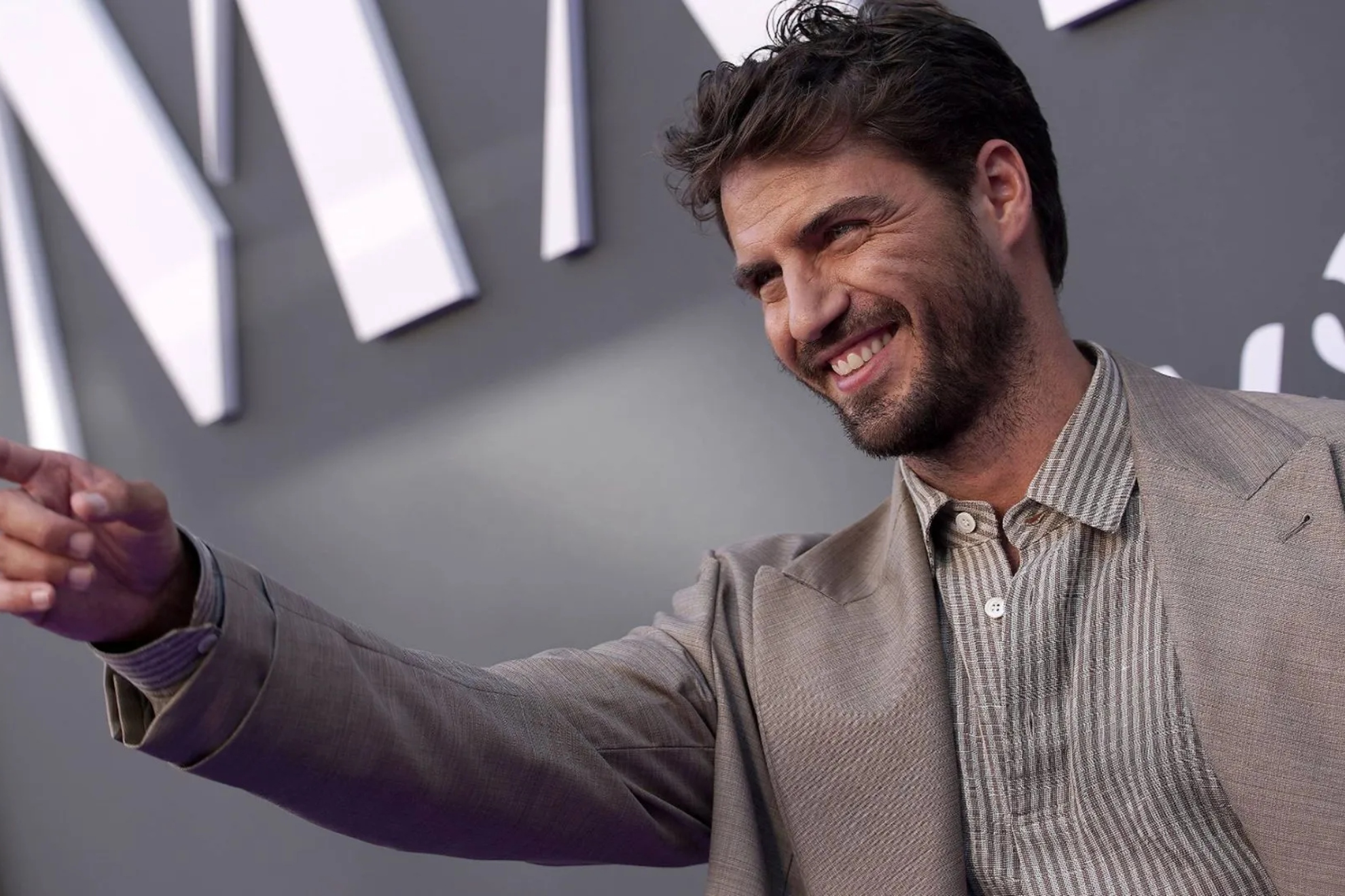 Maxi Iglesias consigue el diploma de piloto aéreo y se inspira en ello ...