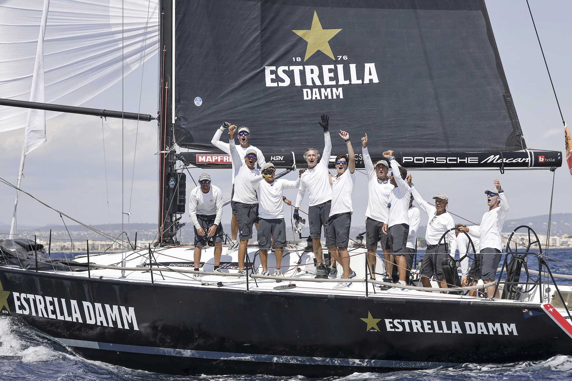 La tripulación del Estrella Damm celebra el título de Copa del Rey de vela.