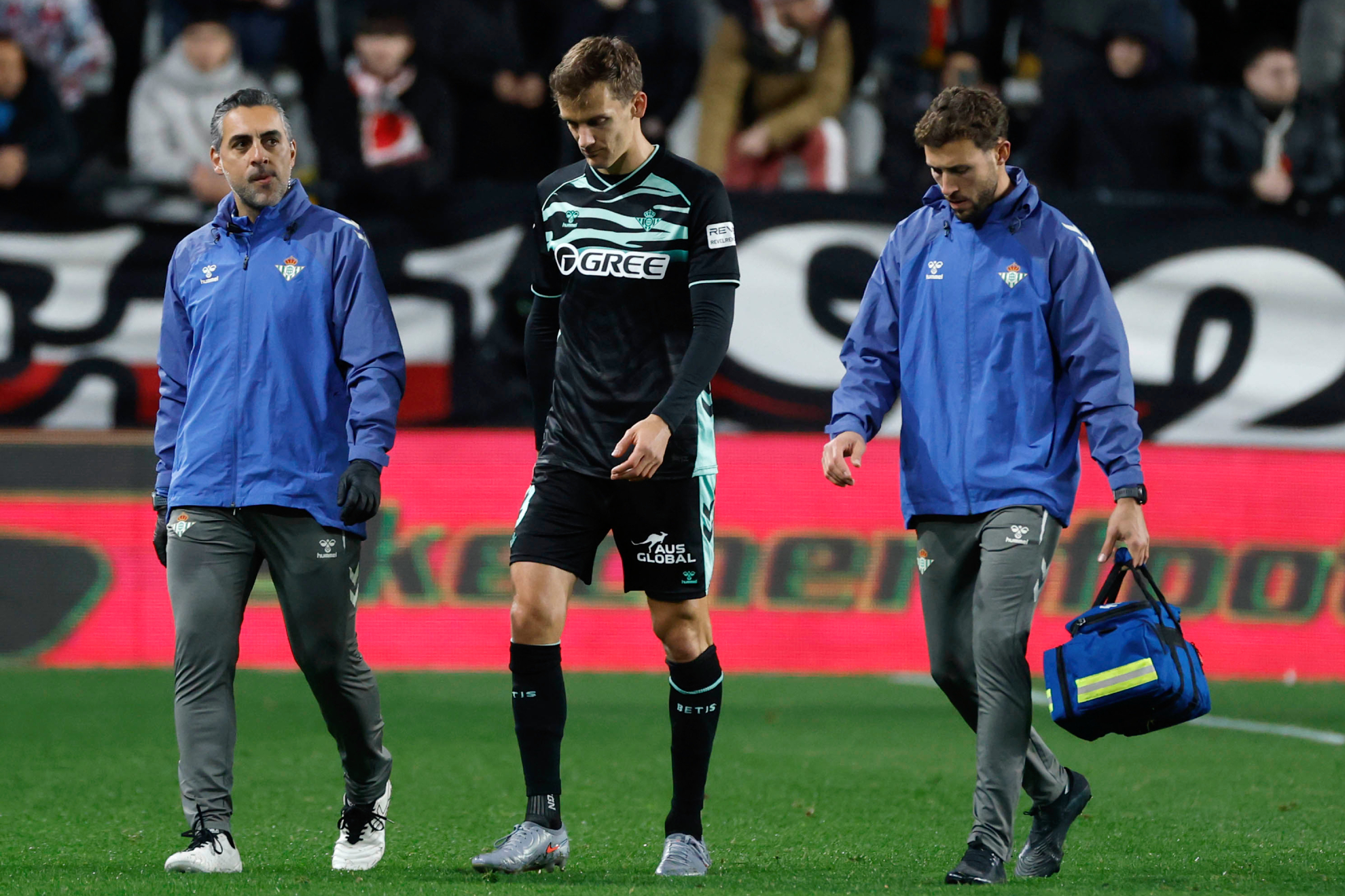 Llorente Limps Off Again: Betis' Defensive Crisis Deepens at Vallecas - Real Betis news