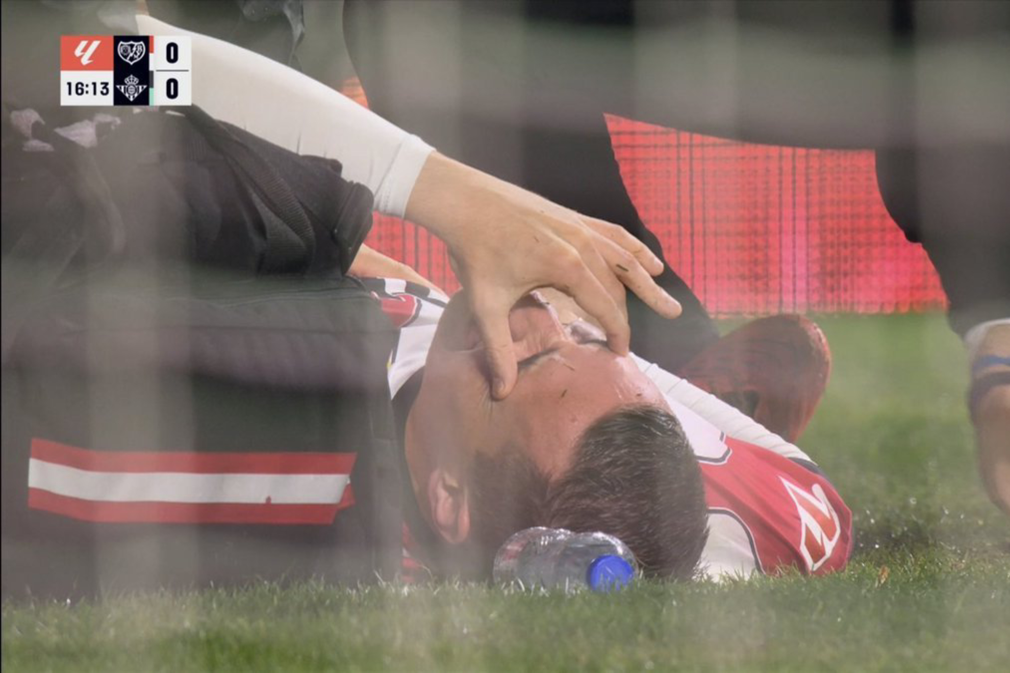 De Frutos, llorando en el césped de Vallecas tras su lesión