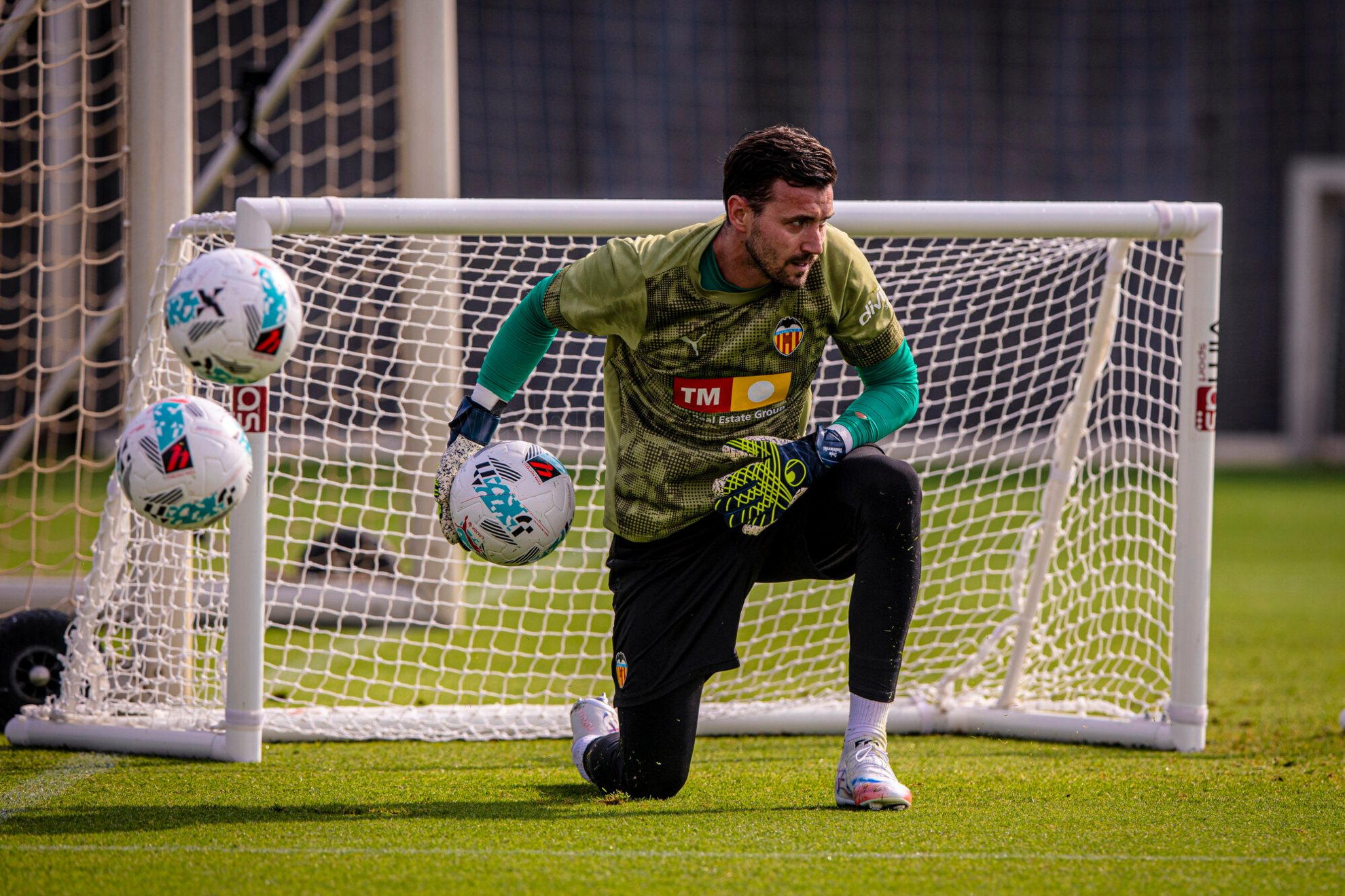 Stole Dimitrievski, en un entrenamiento con el Valencia esta temporada.