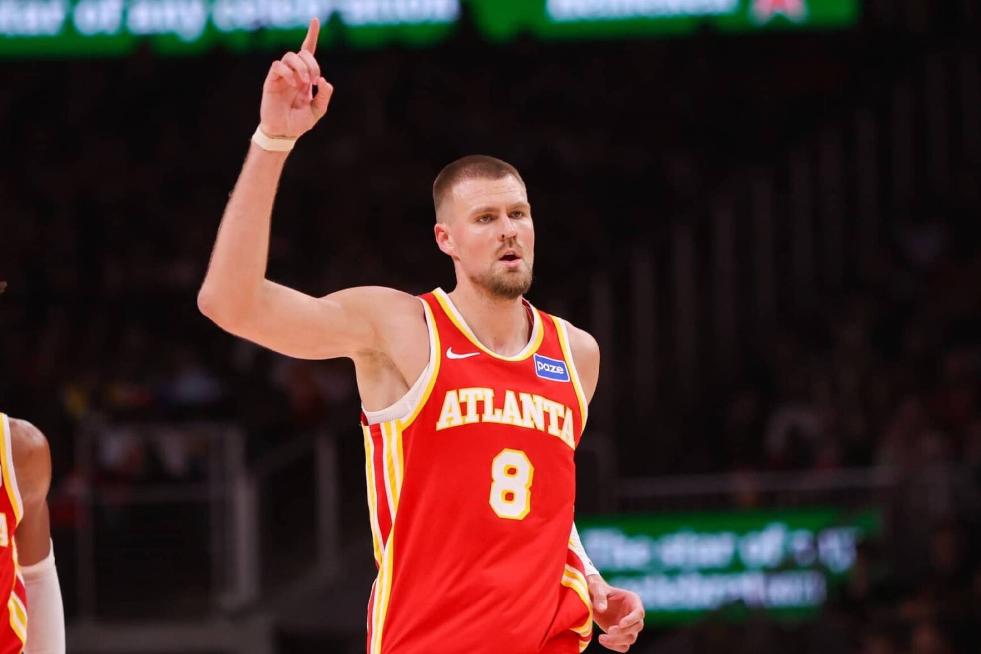 Kristaps Porzingis celebra una canasta de los Hawks.