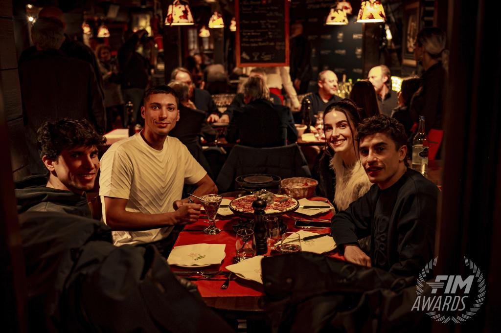 Toprak, avec Josep Garc&iacute;a, Marc M&aacute;rquez et Gemma Pinto, en train de d&icirc;ner en Suisse.