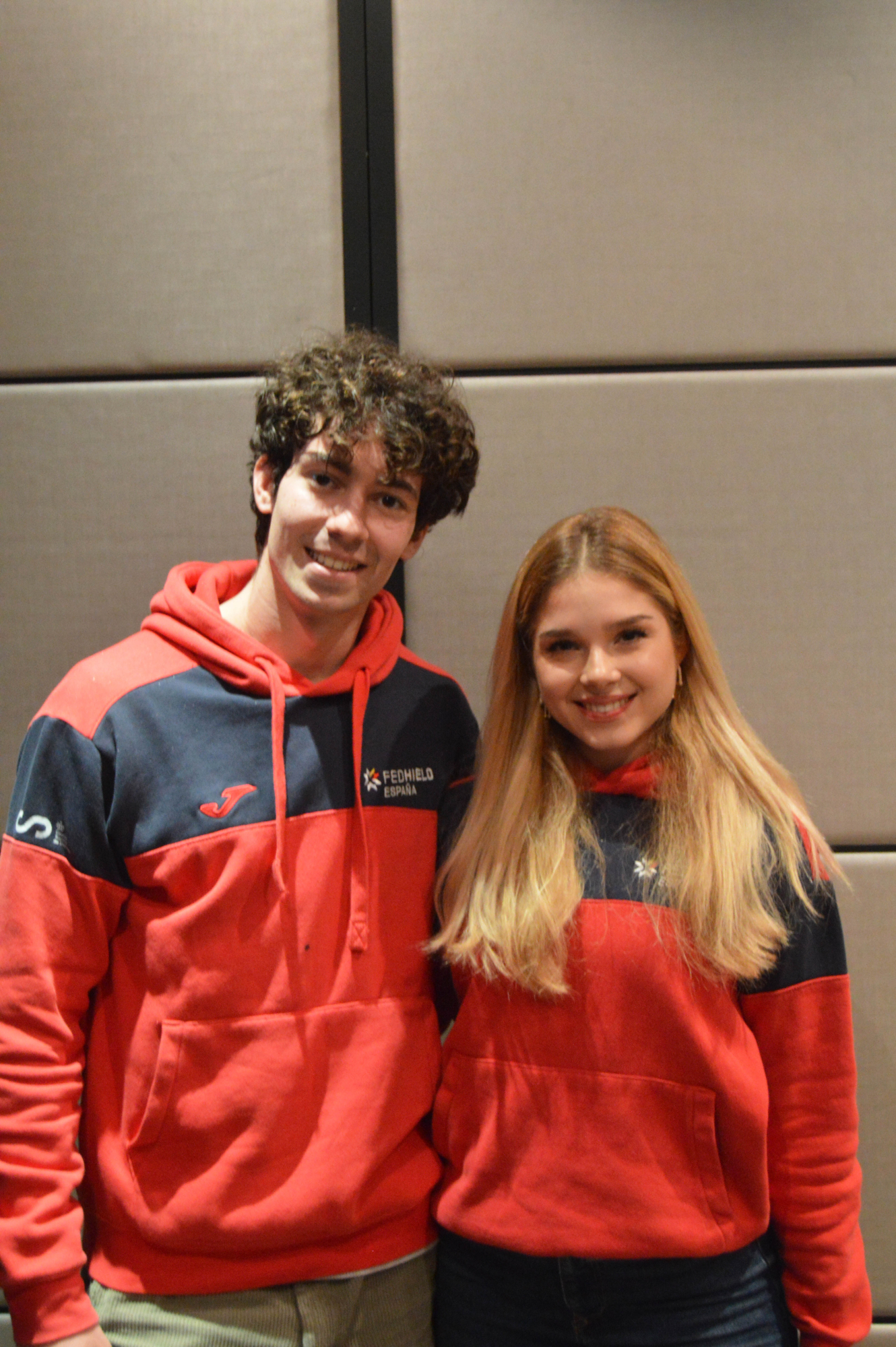 Asaf Kazimov y Sofía Val posan en la presentación del equipo para los Juegos.
