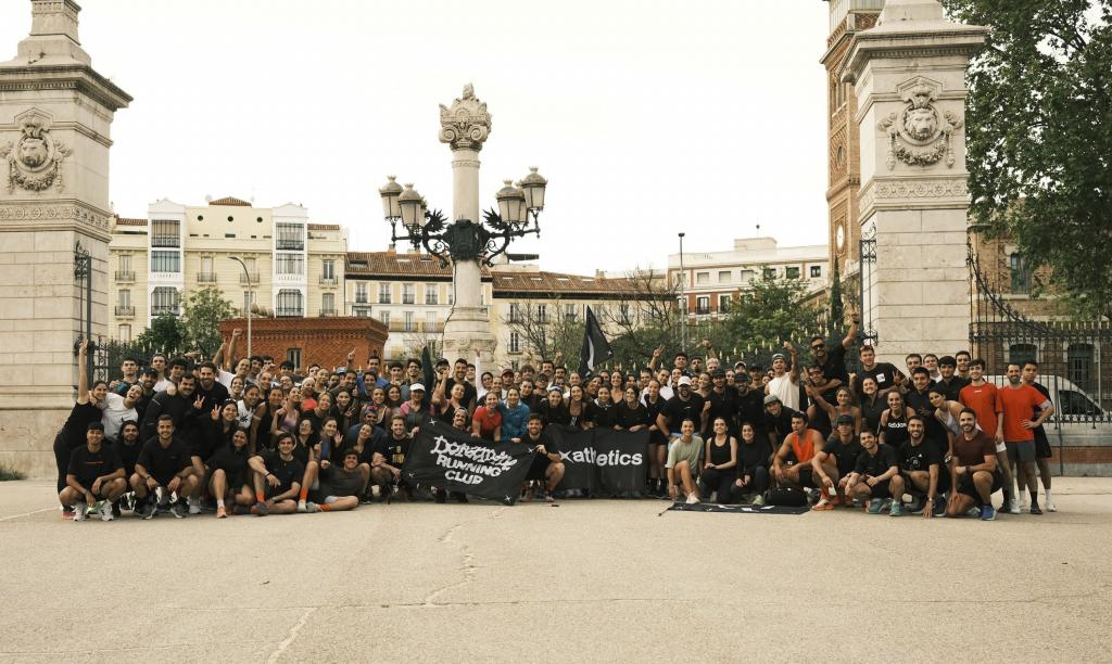 Miembros del Dopamine Running Club posan antes de una carrera