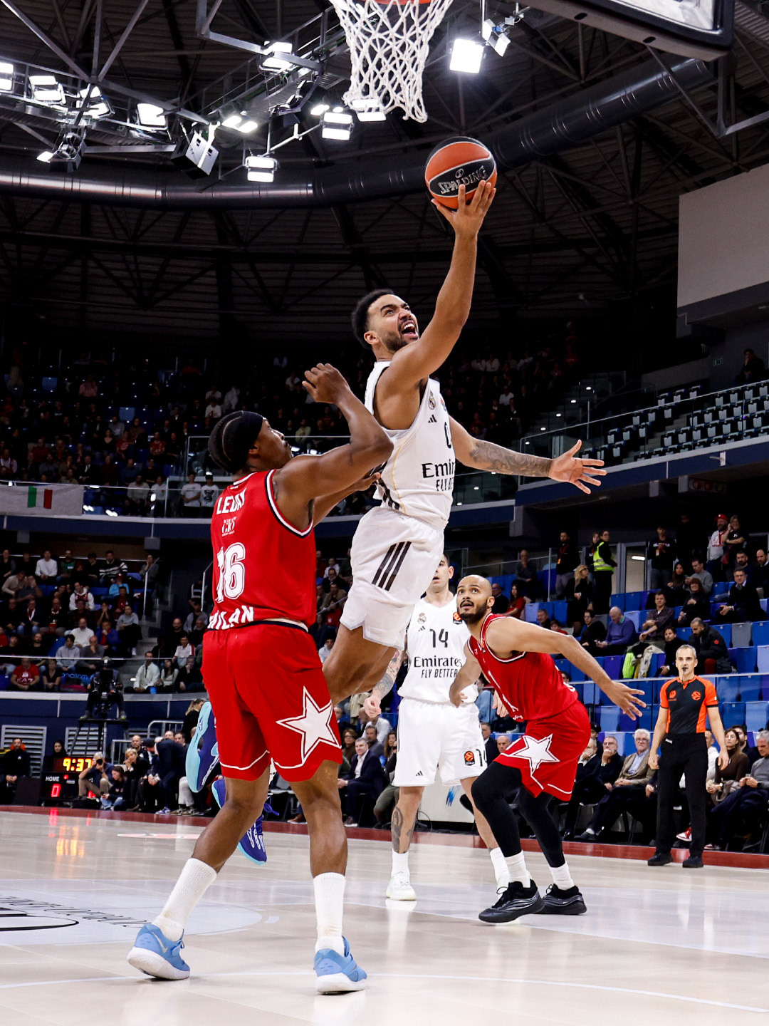 Trey Lyles tiene una entrada a la canasta.
