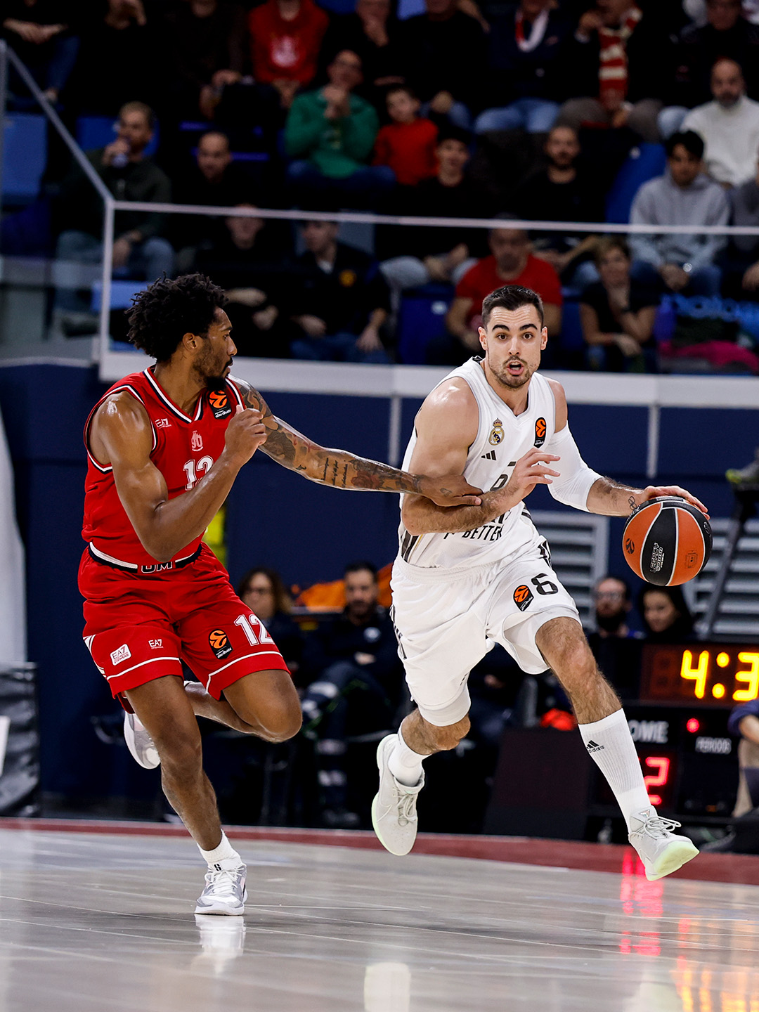 Alberto Abalde sube el balón en un ataque del Real Madrid.