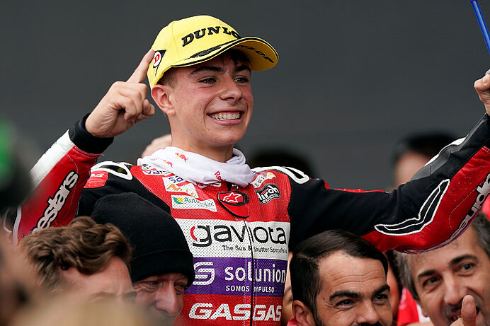 David Alonso consigue el primer triunfo de un colombiano en motociclismo.