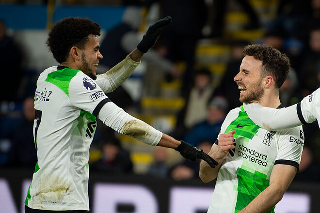 Luis Díaz y Diogo Jota celebran el gol del Liverpool vs. Burnley (EFE)