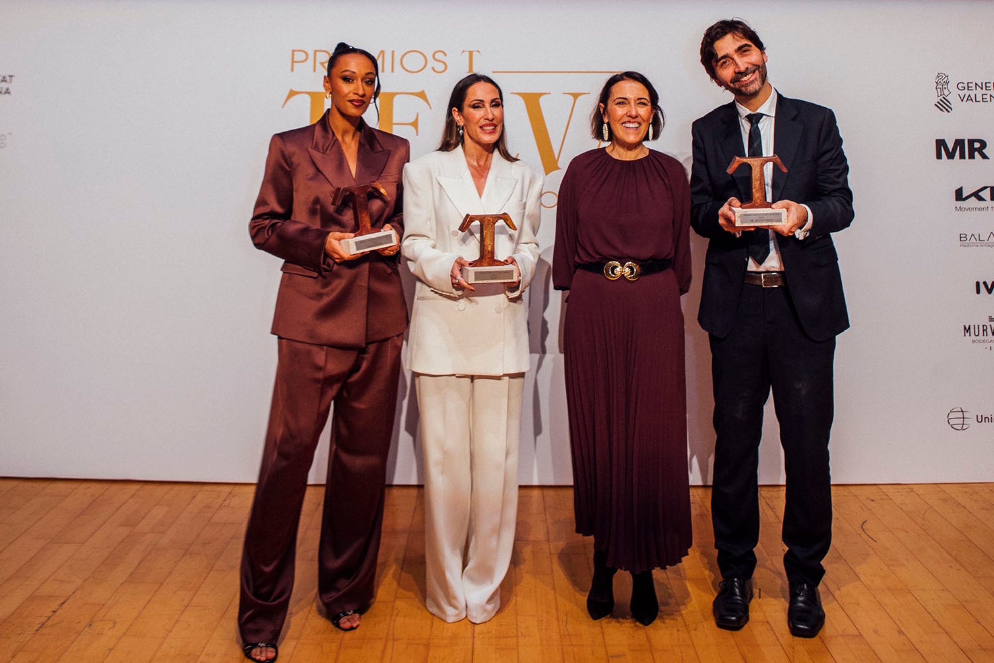 Ana Peleteiro, Malú, Olga Ruiz (directora de TELVA) y el Dr. Antonio Pérez Martínez.