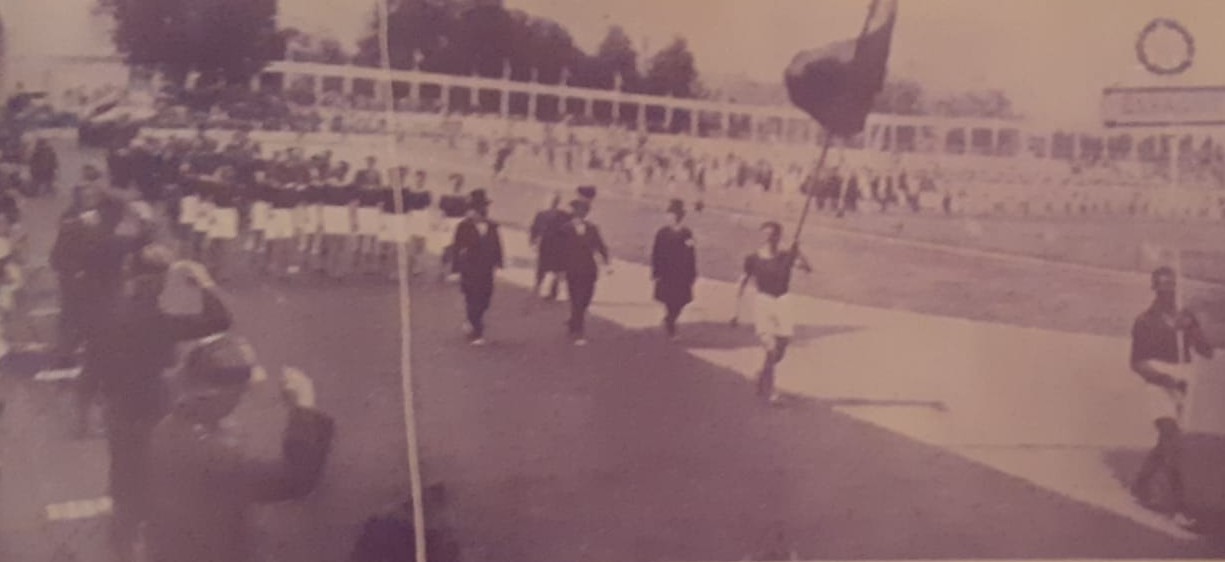 Desfile español en Amberes 1920. Abanderado, José María Lorenzana, atleta. Portador del cartel, Arrate, futbolista