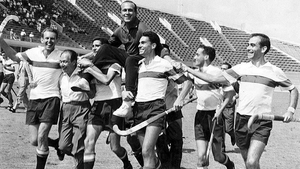 La selección española celebra la medalla de bronce en hockey en Roma 1960