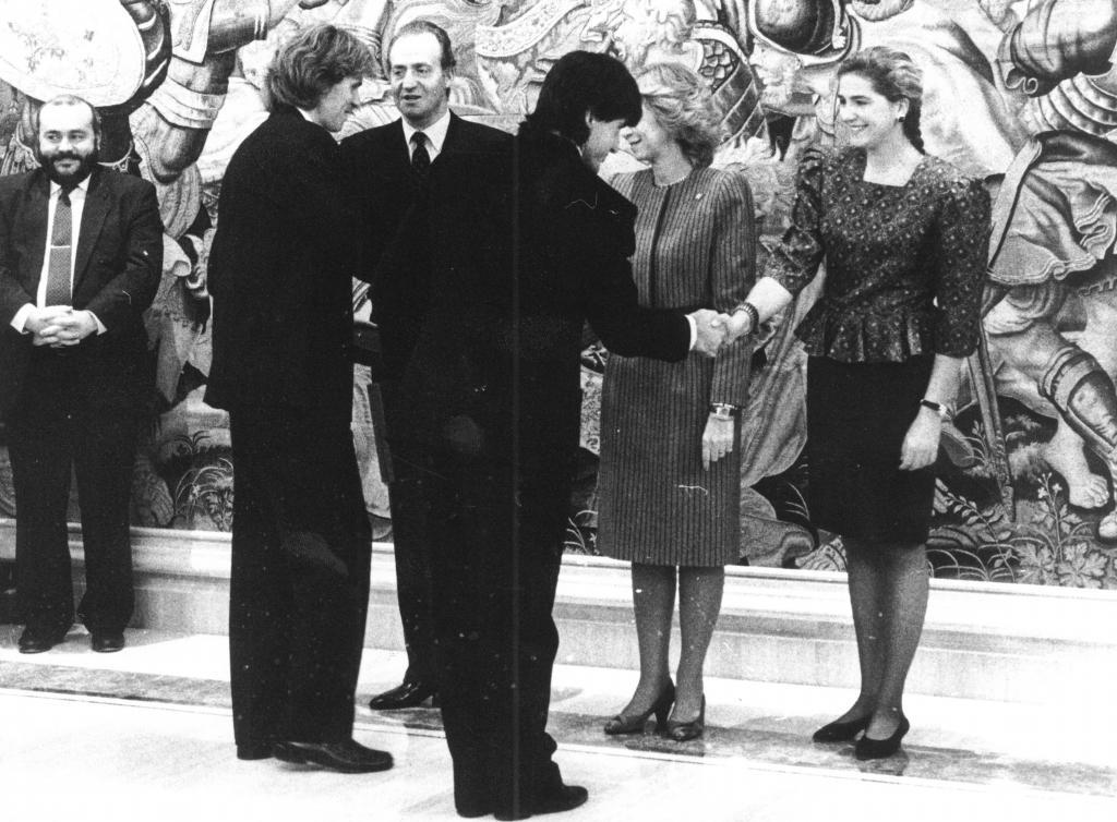 Emilio Sánchez Vicario y Sergio Casal saludan a la Familia Real española