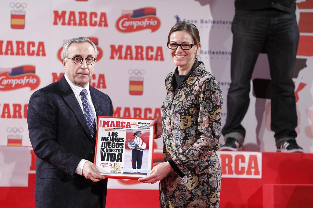 Alejandro Blanco entrega un recurdo a Naalia Vía en en Foro MARCA Ballesteros