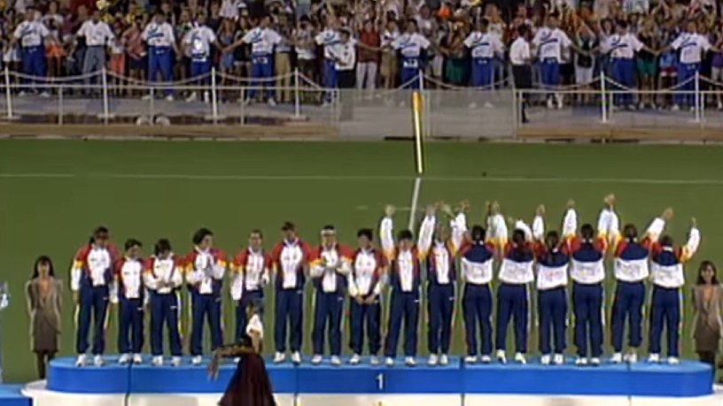 Entrega de medallas a la selección española, primer equipo español campéon olímpico