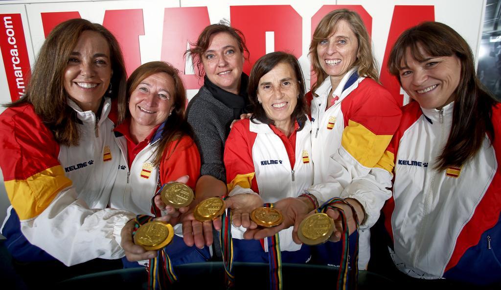 20 años después, varias campeonas muestran sus medallas.