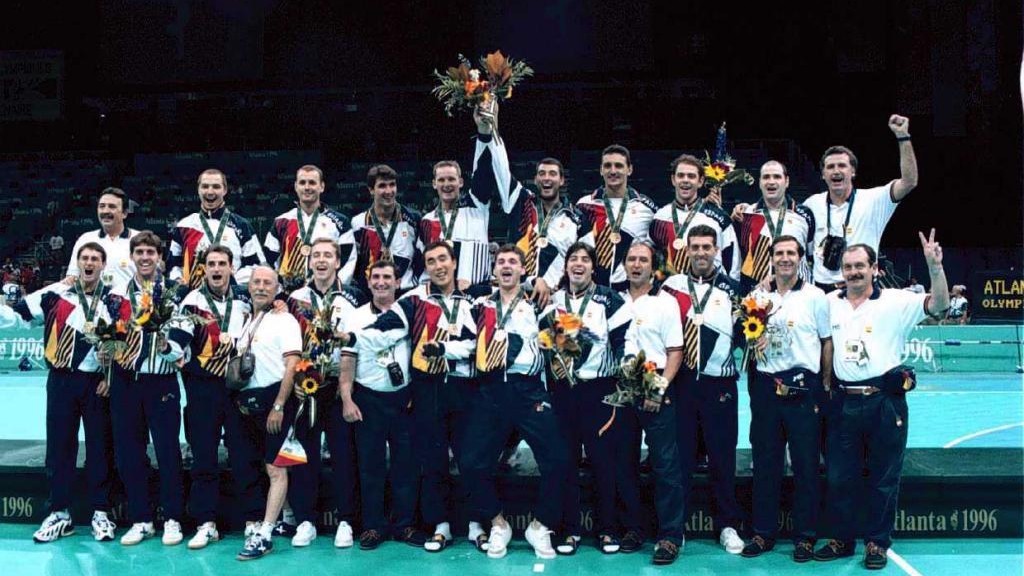 La selección española de balonmano posa con la medalla de bronce