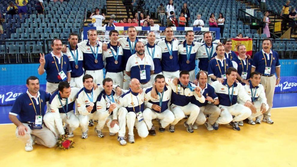 La selección española de balonmano posa con su medalla de bronce de Sidney 2000