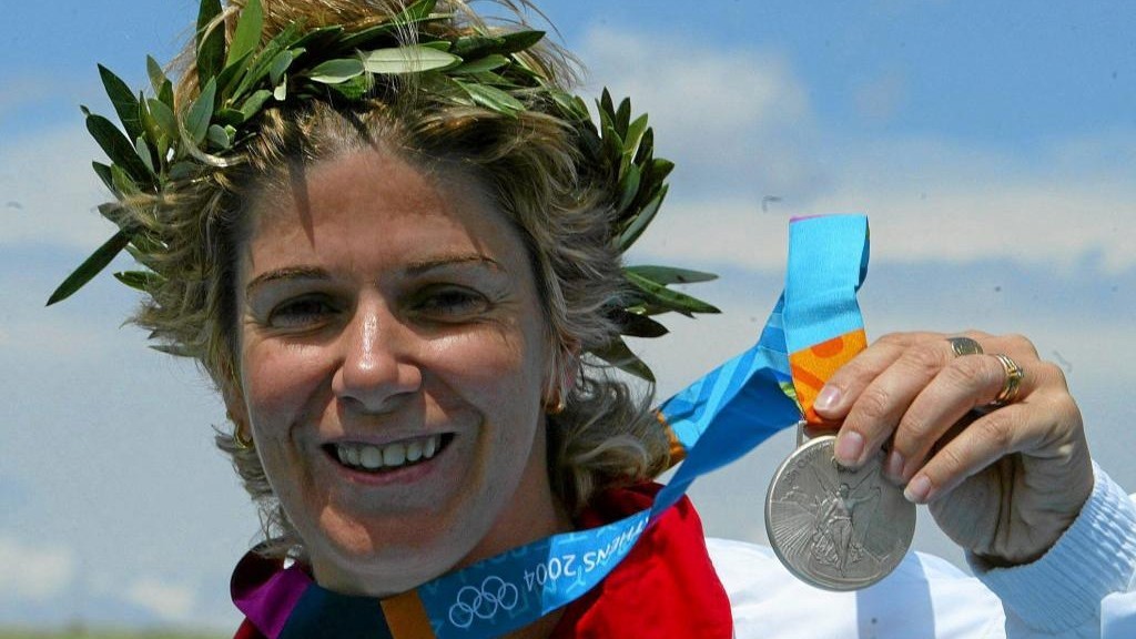 María Quintanal muestra su medalla olímpica en Atenas 2004