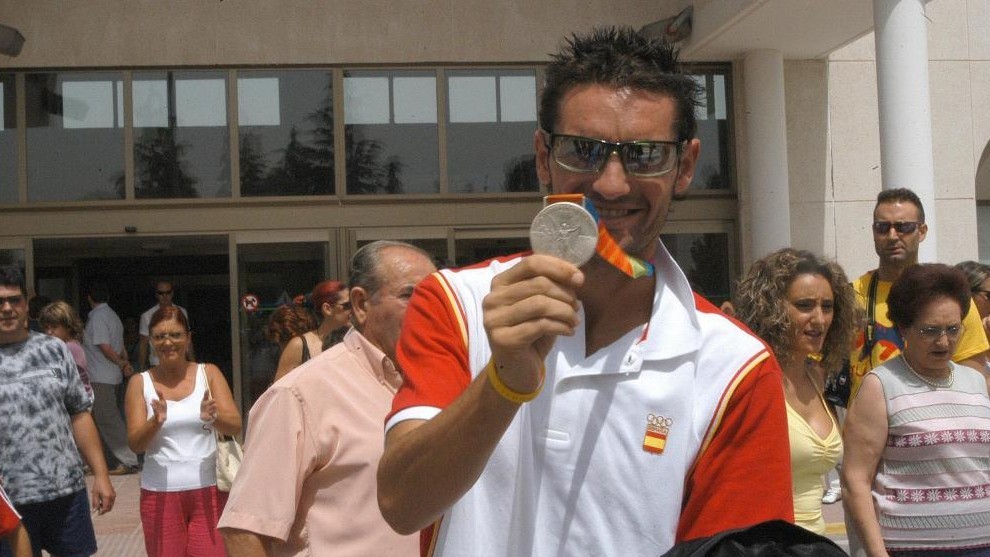 Paquillo muestra su medalla a su llegada a España