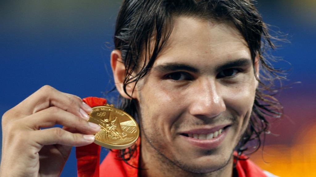 Rafael Nadal muestra la medalla de oro conseguida en los Juegos Olímpicos de Pekín