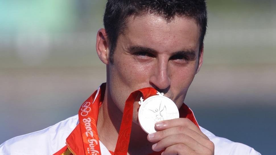 David Cal muestra una de sus medallas en el podio