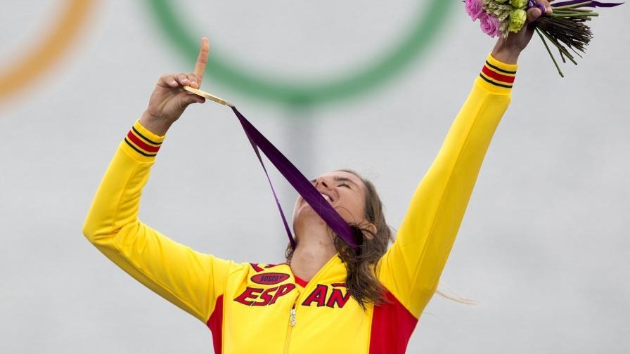 Marina Alabau, con su medalla de oro en RS:X en el podio de Londres 2012
